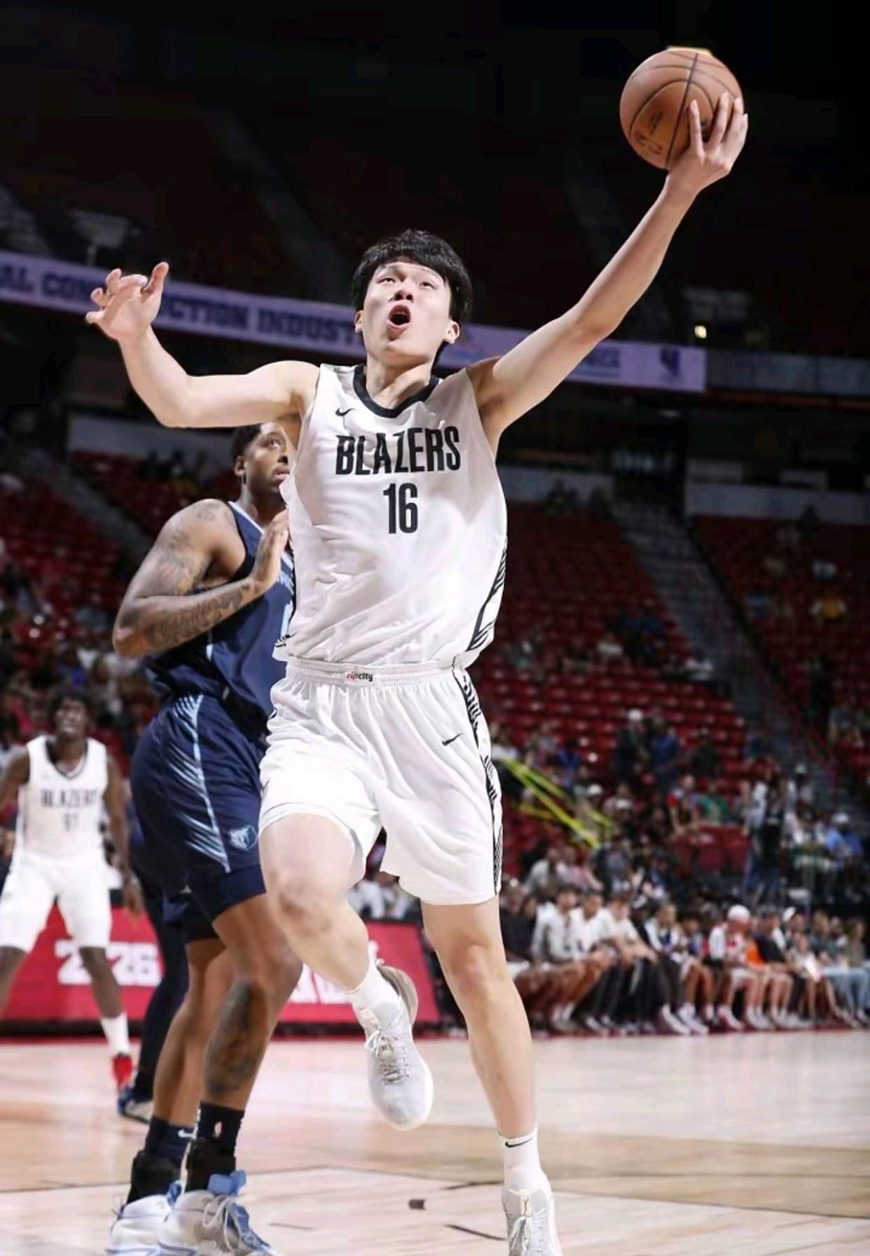杨瀚森闪耀NBA夏季联赛，开拓者半场占优