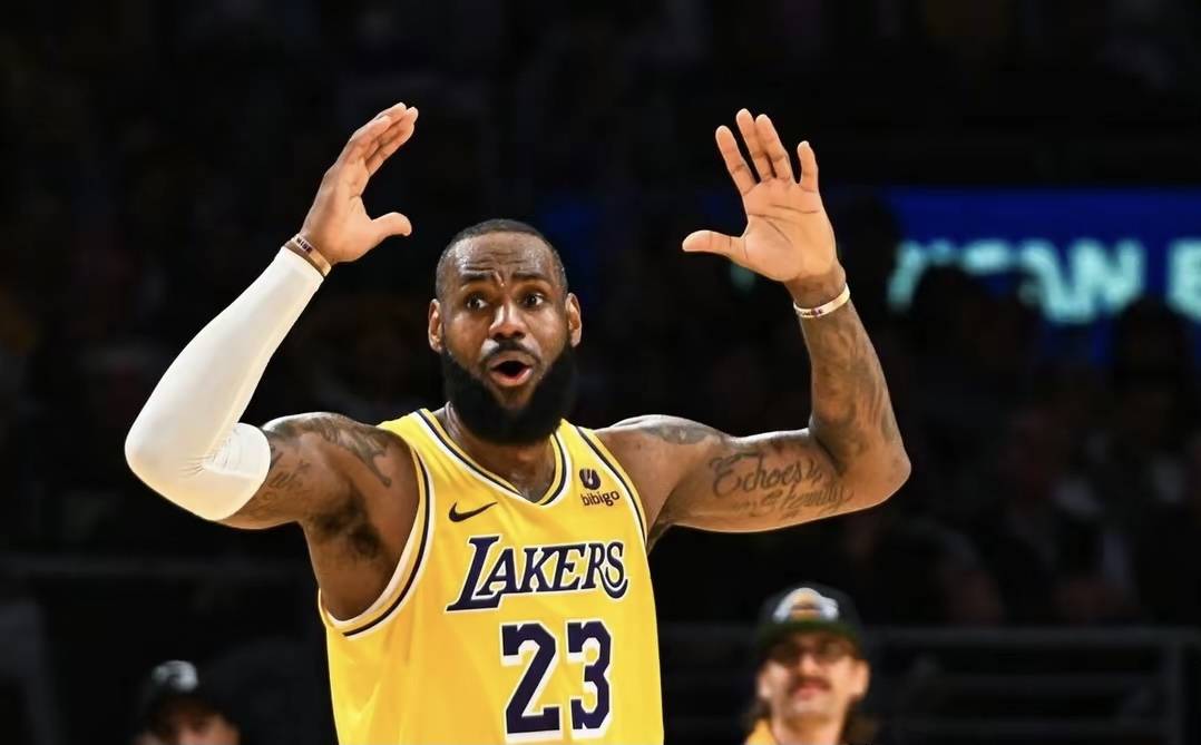 开云体育平台-NBA媒体透露：詹姆斯对湖人队今夏没有提出延长合同感到不满，但也无可奈何