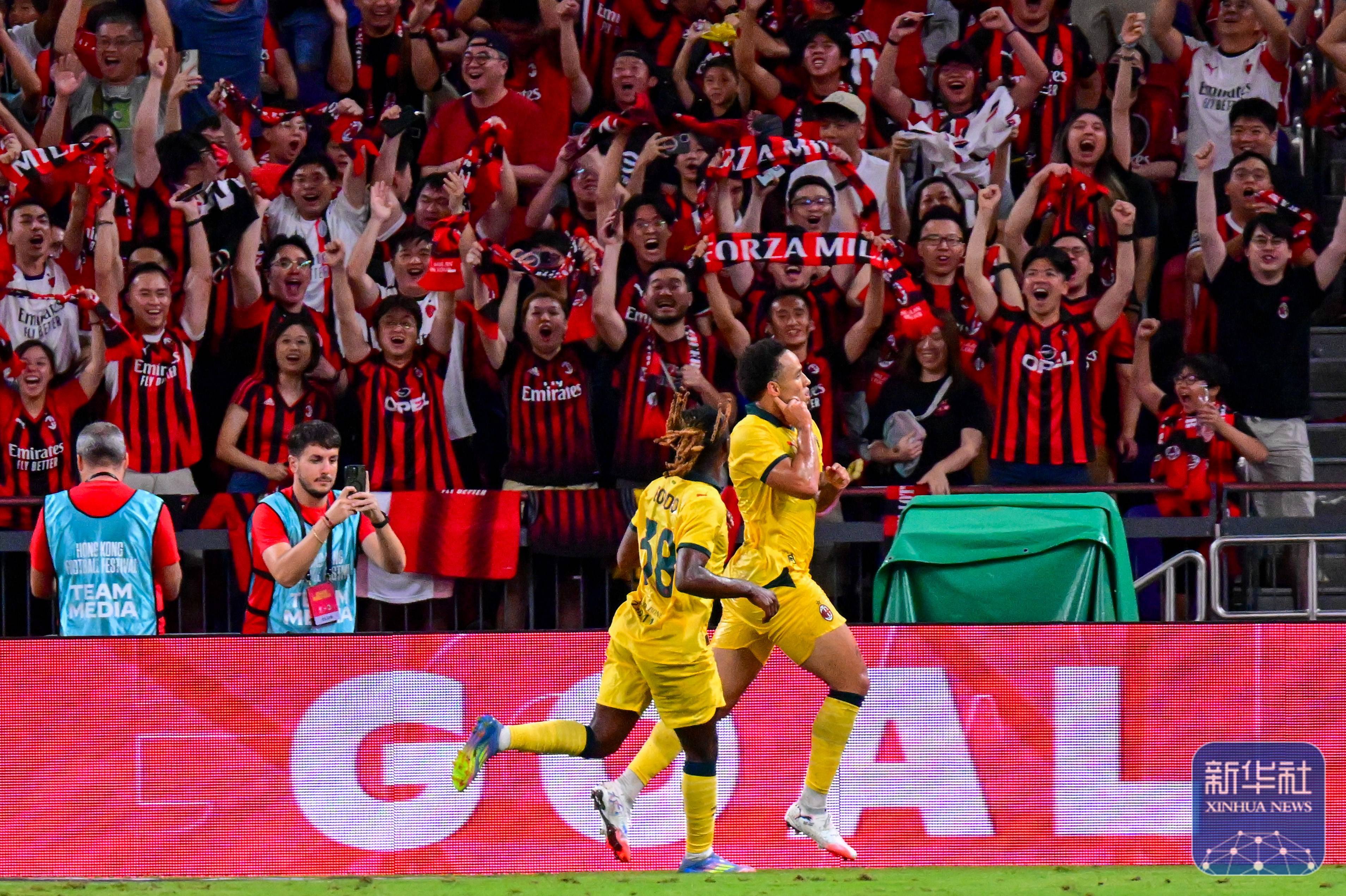 香港足球盛会：AC米兰队战胜利物浦队