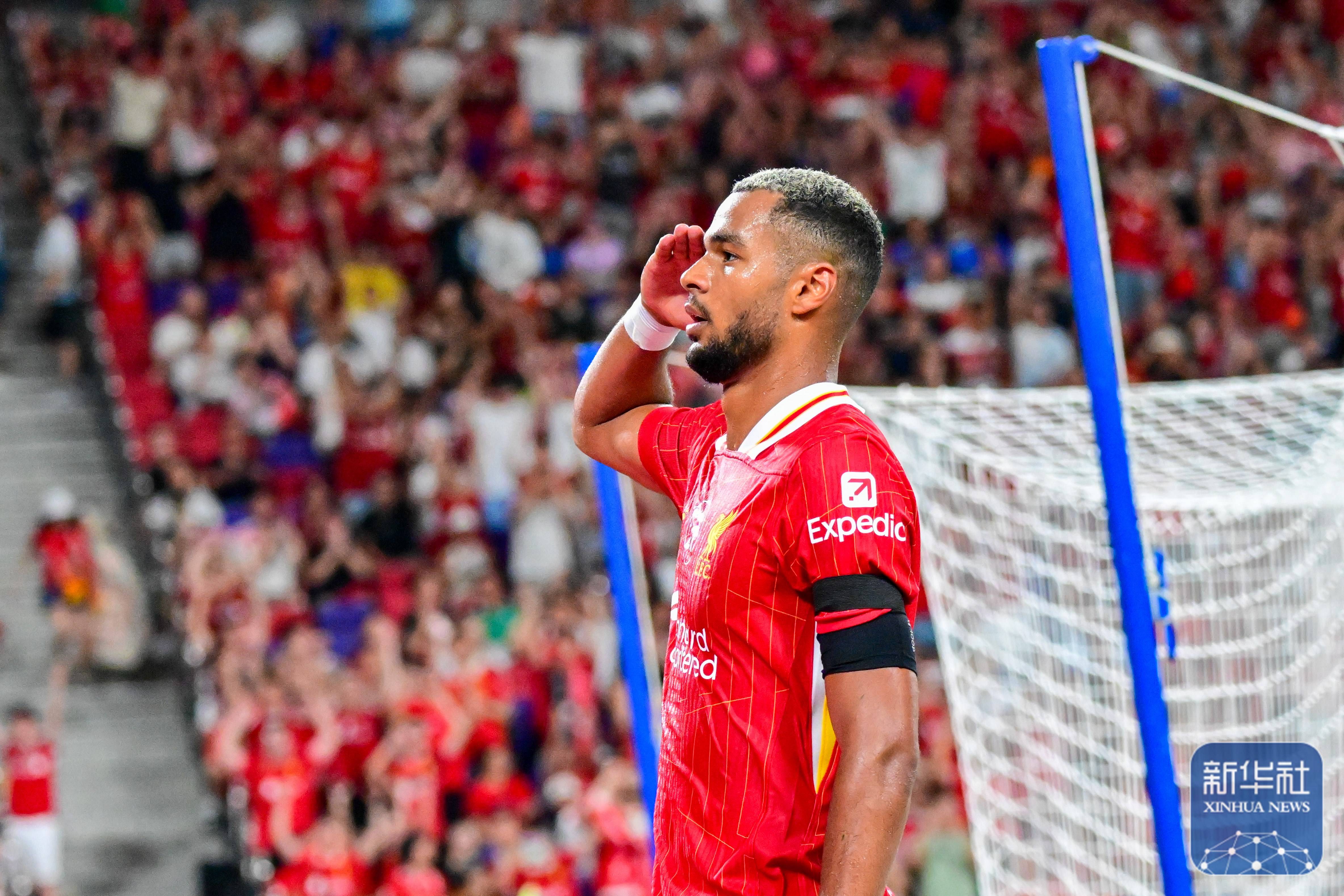 香港足球盛会：AC米兰队战胜利物浦队