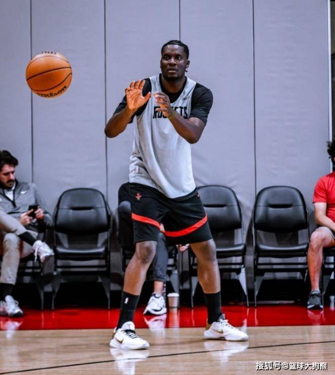 2场狂胜31个篮板!火箭队3高塔+前锋群镇守篮下,优势再次扩大