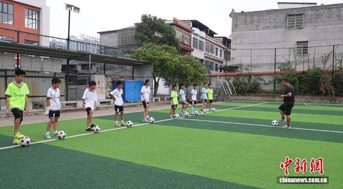 开云体育-湖南江华校园足球“面上开花” 编写乡土足球教材