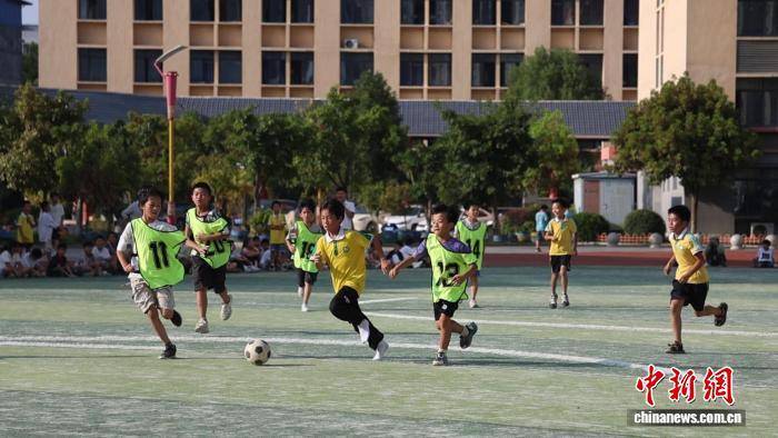 湖南江华校园足球“面上开花” 编写乡土足球教材
